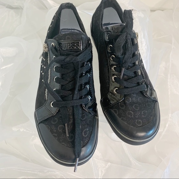 Guess Black Monogram zipper an d Leather Accent Flat Shoe! Size 10M - Picture 6 of 10